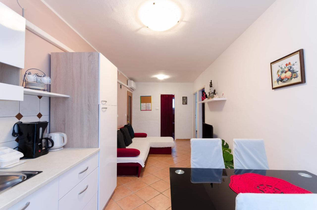 Apartments And Room Mirjana Dramalj Buitenkant foto