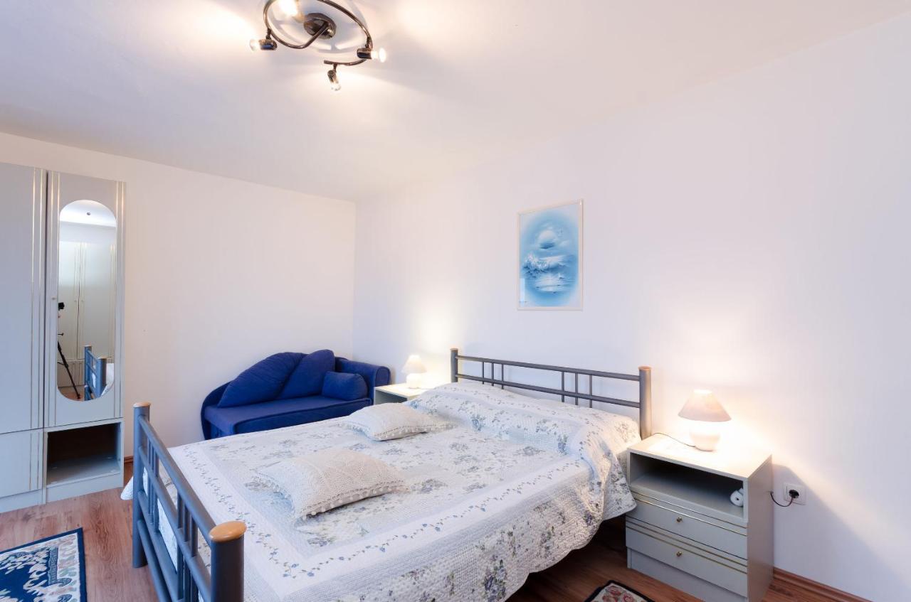 Apartments And Room Mirjana Dramalj Buitenkant foto